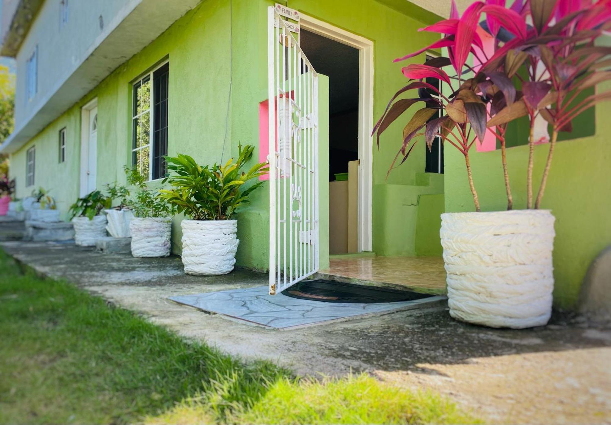 Cindy'S Garden Stay Ocho Rios Exterior photo
