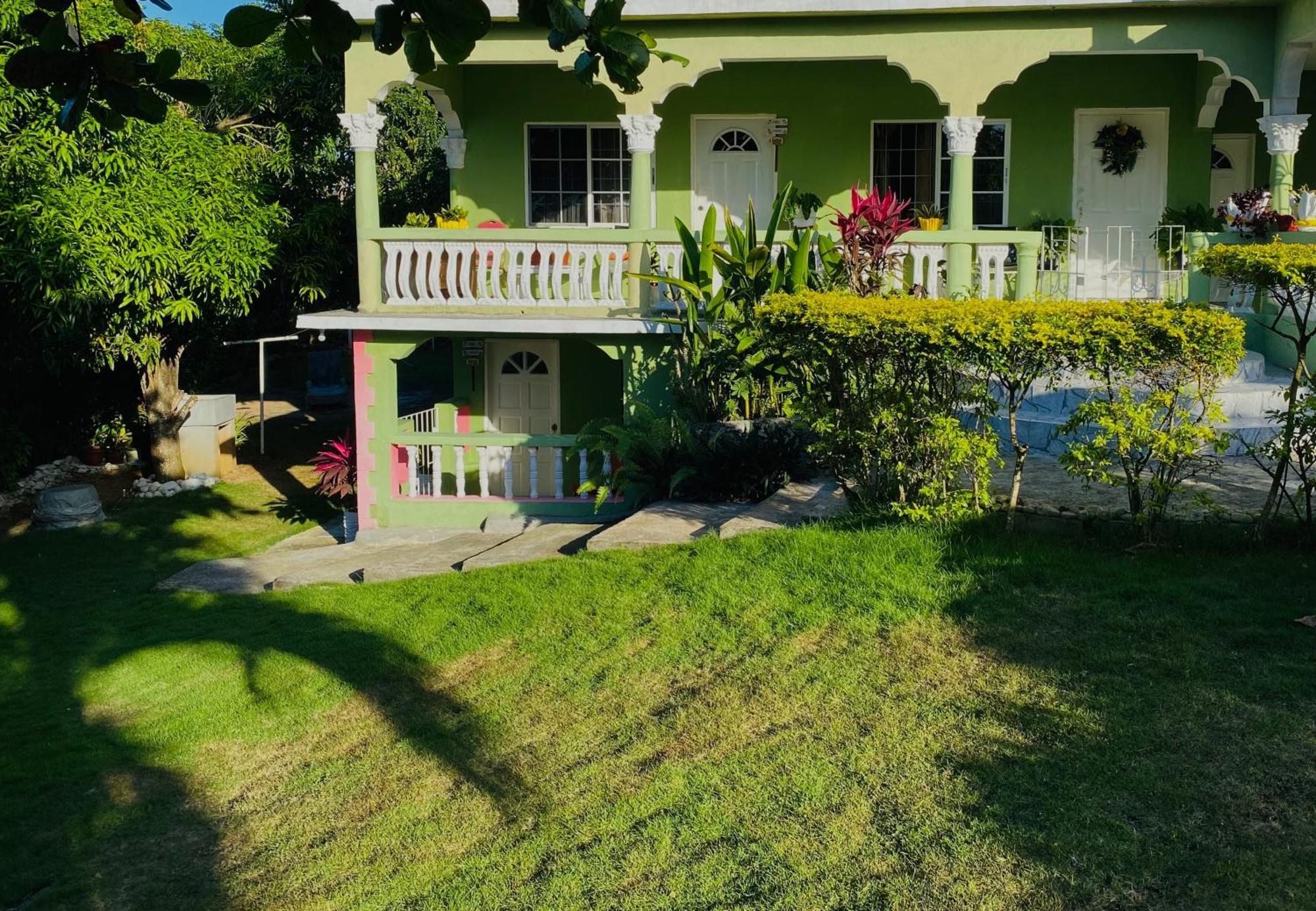 Cindy'S Garden Stay Ocho Rios Exterior photo