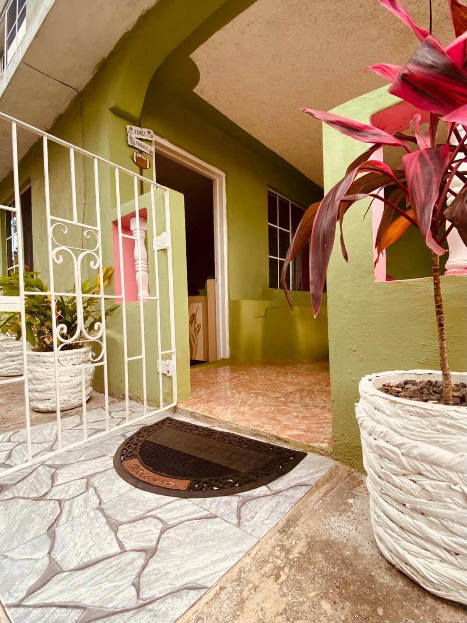 Cindy'S Garden Stay Ocho Rios Exterior photo